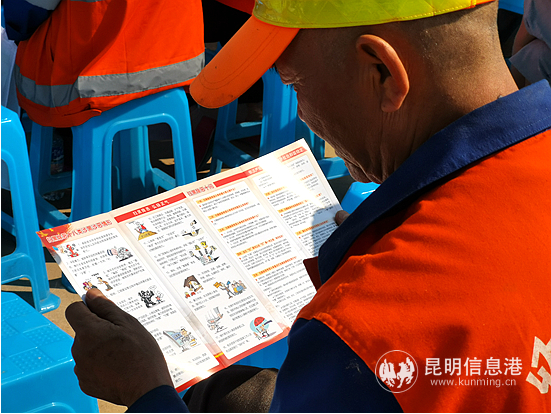 農(nóng)民在看資料