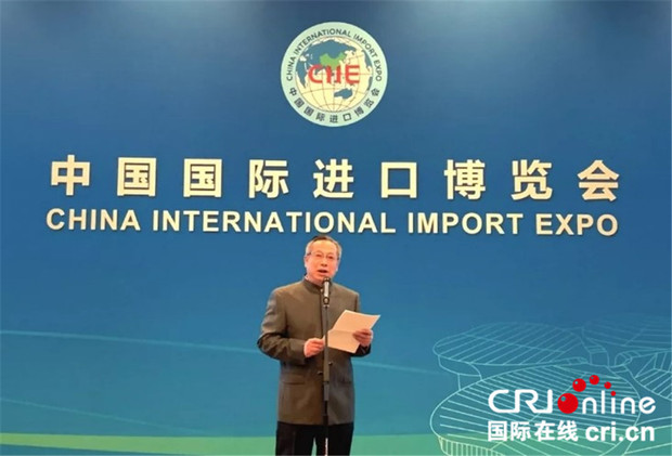 圖片默認(rèn)標(biāo)題_fororder_中國國際進(jìn)口博覽局副局長、國家會展中心（上海）副總裁劉福介紹第二屆進(jìn)口博覽會籌備情況。（攝影：王幸）