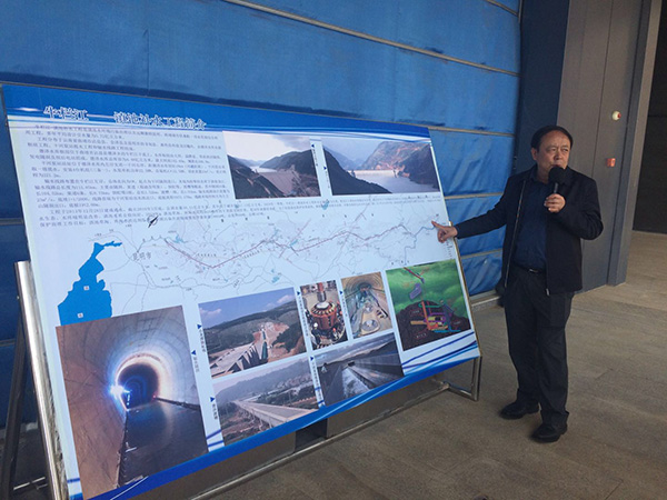 昆明市水務(wù)局局長(zhǎng)儲(chǔ)汝民介紹牛欄江-滇池補(bǔ)水工程