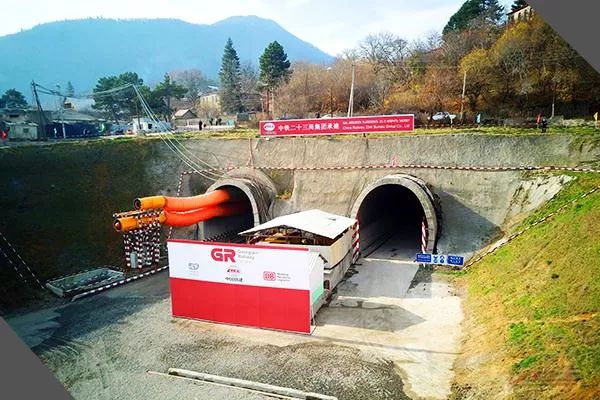 “一帶一路”上的青春“建證”:鐵軌上的“中國名片”