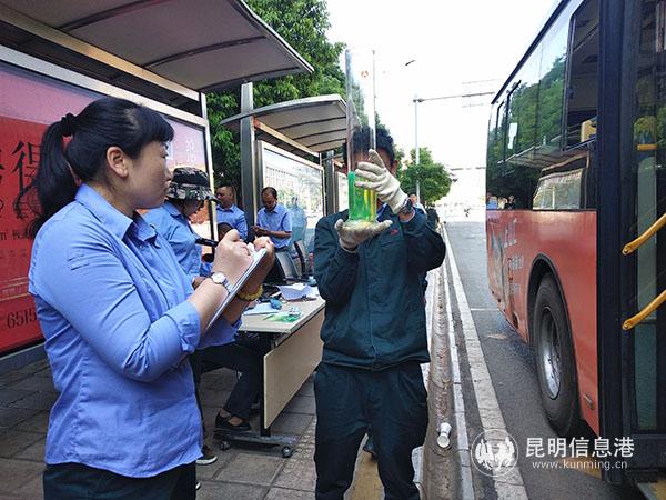 裁判員進(jìn)行評分 裁判員進(jìn)行評分