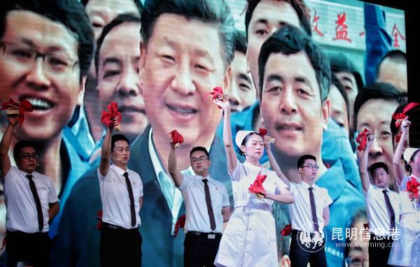 快板說(shuō)唱拉開(kāi)演出序幕。都市時(shí)報(bào) 記者康平攝