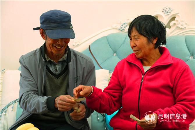 楊光明和妻子一起在看照片。記者甘凌菲 攝