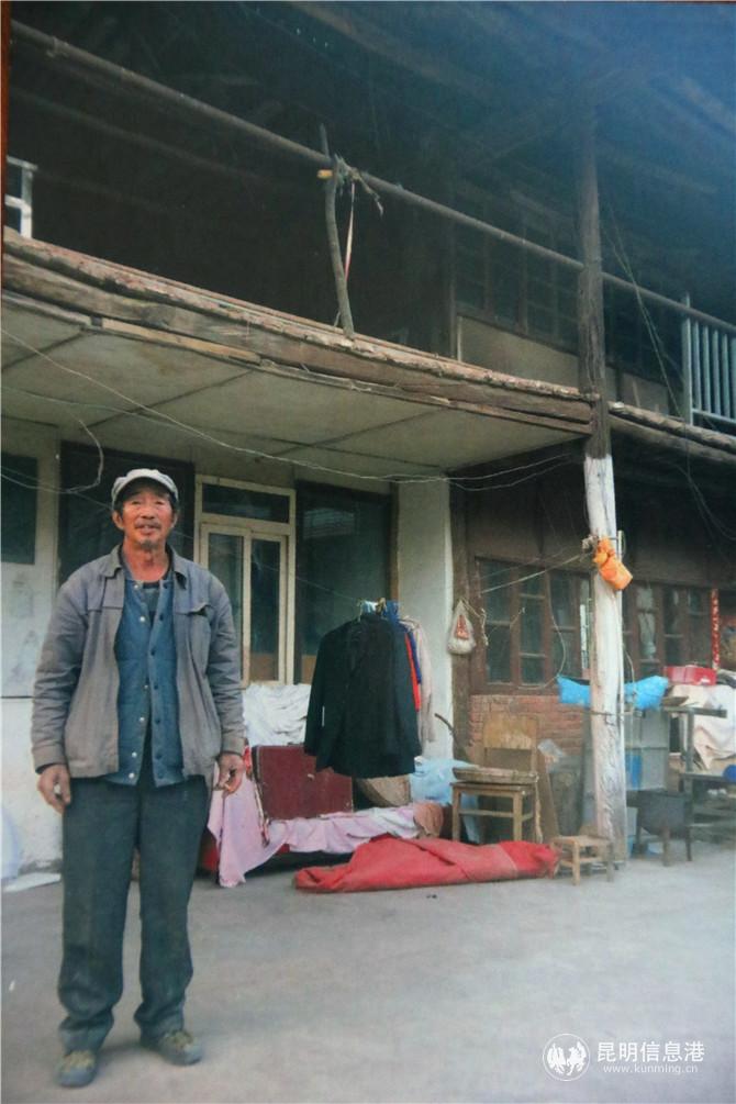 老房子要拆除前楊光明和房子的合影。記者甘凌菲翻拍