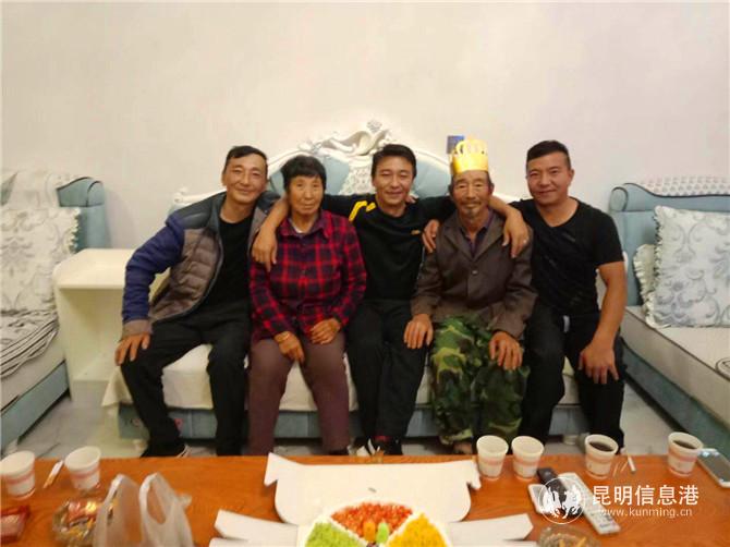 楊光明69歲生日時，家人給他舉行了一個小型的慶祝儀式。供圖