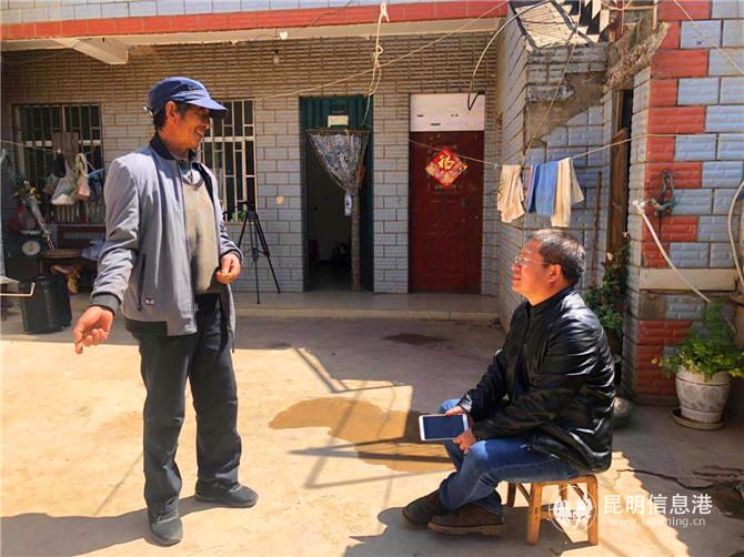 楊光明（左）在自家院子里與昆港記者熱情交流。記者甘凌菲 攝