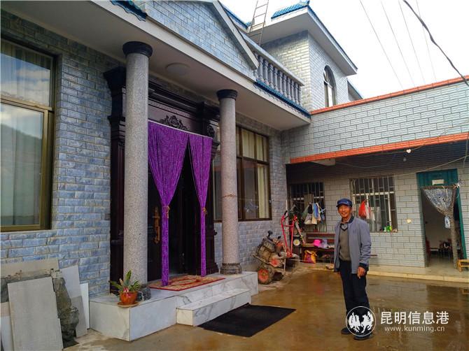 楊光明站在自家的院子里。記者江楓 攝