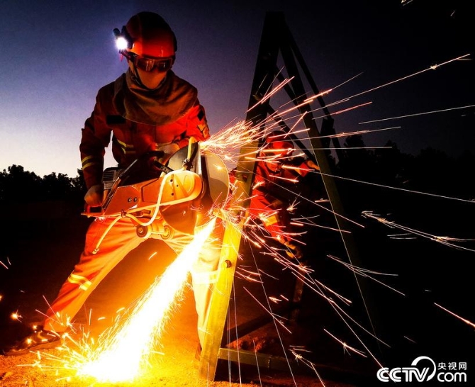 【追夢火焰藍】液壓擴張器變身“繡花針” 苦練技能做合格“守夜人”