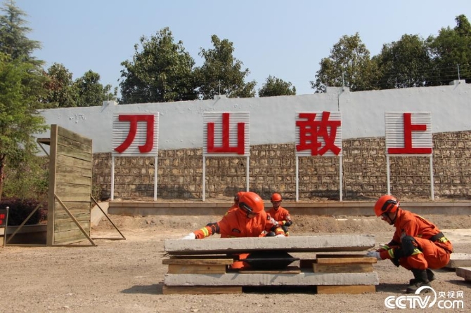 【追夢火焰藍】液壓擴張器變身“繡花針” 苦練技能做合格“守夜人”