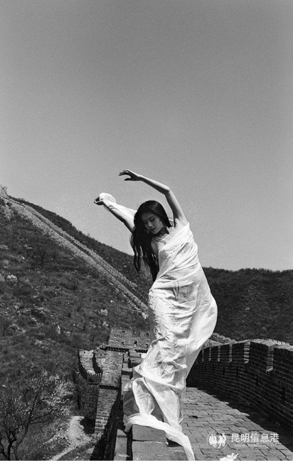 肖全在長城上為楊麗萍拍的照片 (1) 肖全在長城上為楊麗萍拍的照片 (1)