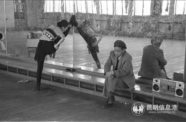 肖全拍攝的楊麗萍在排練室練功 拷貝 肖全拍攝的楊麗萍在排練室練功 拷貝