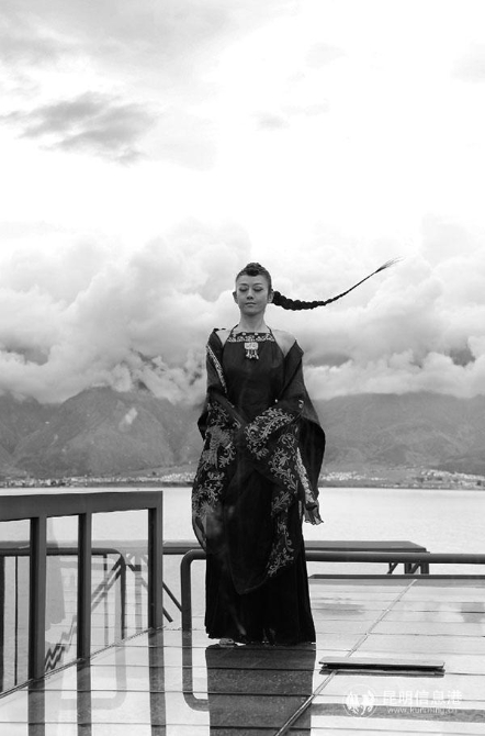 “心動——肖全鏡頭下的楊麗萍”攝影展宣傳海報所用的圖 “心動——肖全鏡頭下的楊麗萍”攝影展宣傳海報所用的圖