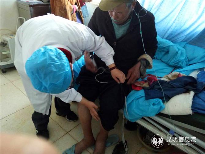 李虹仔細為患者做檢查 (1) 李虹仔細為患者做檢查 (1)