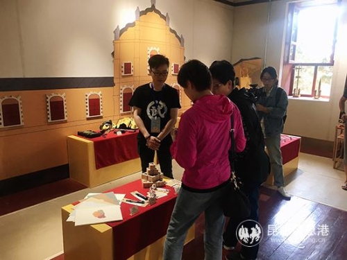 工作人員向游客介紹文創(chuàng)作品 工作人員向游客介紹文創(chuàng)作品