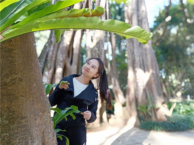 生活中朱紅艷陽光積極 生活中朱紅艷陽光積極