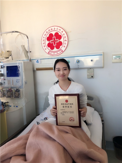 手持榮譽(yù)證書的朱紅艷 手持榮譽(yù)證書的朱紅艷