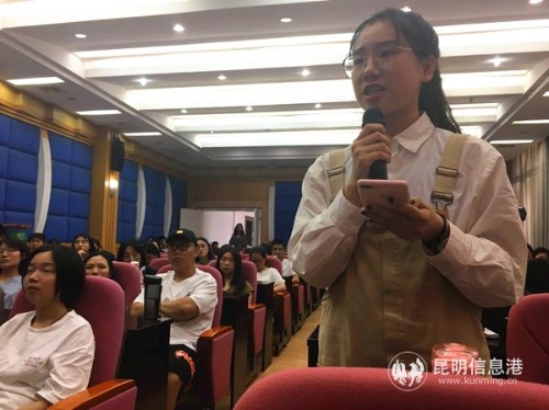 互動(dòng)環(huán)節(jié)中讀者向嘉賓提問(wèn)