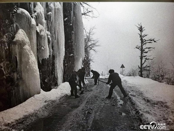 二郎山盤(pán)山公路。（翻拍于川藏公路紀(jì)念館）