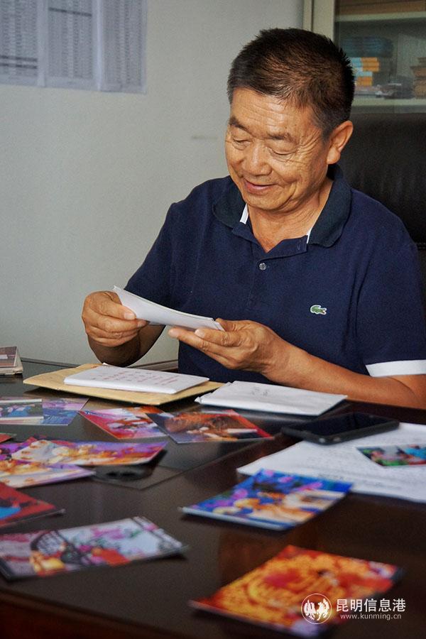 張寶華翻看送戲下鄉(xiāng)照片 記者蘇雯芊 攝 張寶華翻看送戲下鄉(xiāng)照片 記者蘇雯芊 攝