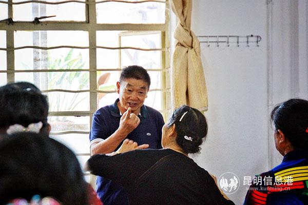 張寶華和老年大學學員交流 記者蘇雯芊 攝 張寶華和老年大學學員交流 記者蘇雯芊 攝