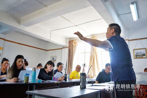 張寶華在上花燈唱腔課 記者蘇雯芊 攝 張寶華在上花燈唱腔課 記者蘇雯芊 攝