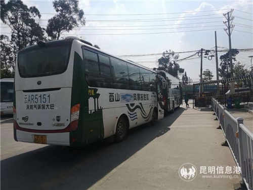 西山風(fēng)景名勝區(qū)旅游環(huán)保大巴車在游客中心待命 西山風(fēng)景名勝區(qū)旅游環(huán)保大巴車在游客中心待命