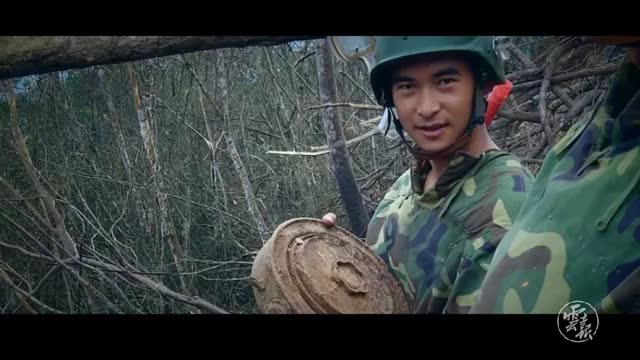 為這一幕，致敬！排雷英雄杜富國(guó)，向習(xí)近平總書記敬上特殊軍禮！6