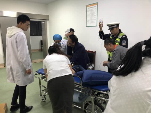 視頻_母親抱著昏迷幼兒急哭了，鎮(zhèn)雄兩輔警急著開警車送醫(yī)……