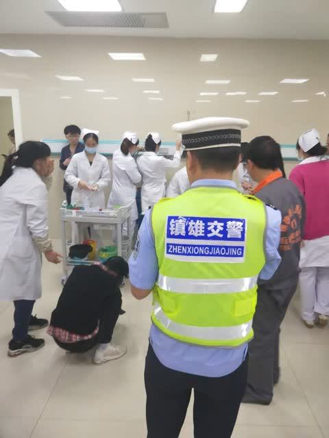 視頻_母親抱著昏迷幼兒急哭了，鎮(zhèn)雄兩輔警急著開警車送醫(yī)…… (2)