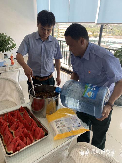 車隊工作人員準備解暑飲品 車隊工作人員準備解暑飲品