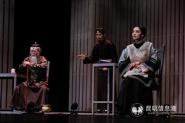 粵語話劇《金鎖記》昆明首演鎖人心 17日晚持續(xù)登臺亮相2 粵語話劇《金鎖記》昆明首演鎖人心 17日晚持續(xù)登臺亮相2