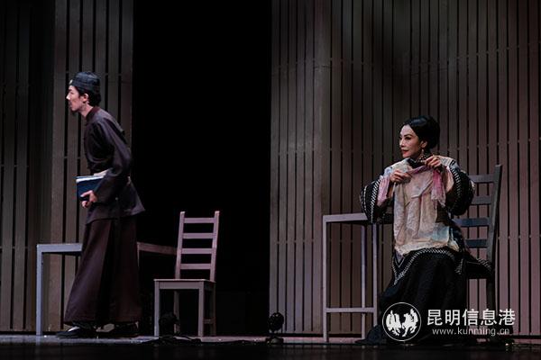粵語話劇《金鎖記》昆明首演鎖人心 17日晚持續(xù)登臺亮相4 粵語話劇《金鎖記》昆明首演鎖人心 17日晚持續(xù)登臺亮相4