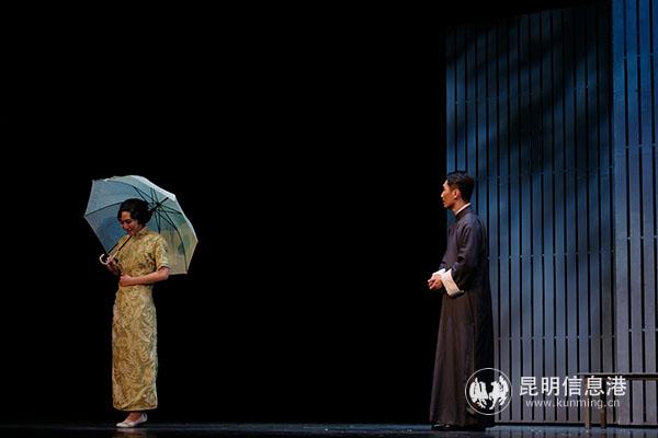 粵語話劇《金鎖記》昆明首演鎖人心 17日晚持續(xù)登臺亮相5 粵語話劇《金鎖記》昆明首演鎖人心 17日晚持續(xù)登臺亮相5