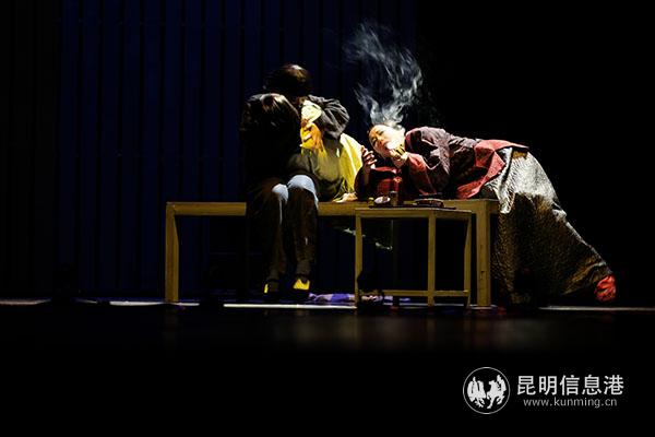 粵語話劇《金鎖記》昆明首演鎖人心 17日晚持續(xù)登臺亮相6 粵語話劇《金鎖記》昆明首演鎖人心 17日晚持續(xù)登臺亮相6