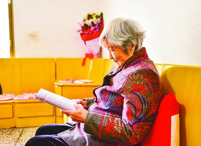 “總書記，我又能看書啦”——“老阿姨”龔全珍眼科手術(shù)記