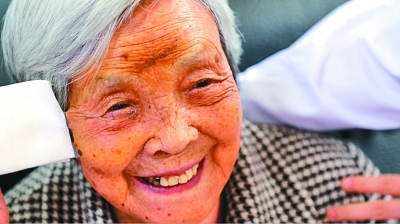 “總書記，我又能看書啦”——“老阿姨”龔全珍眼科手術(shù)記