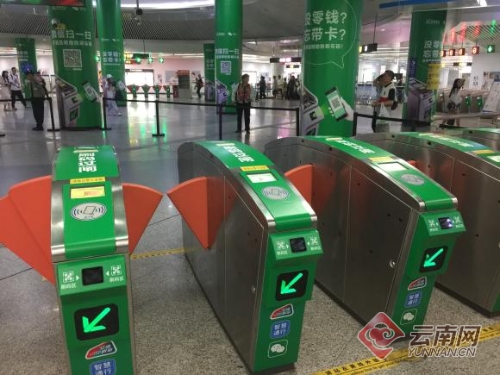 地鐵閘機(jī)已加裝掃碼進(jìn)站裝備 趙崗 攝 地鐵閘機(jī)已加裝掃碼進(jìn)站裝備 趙崗 攝