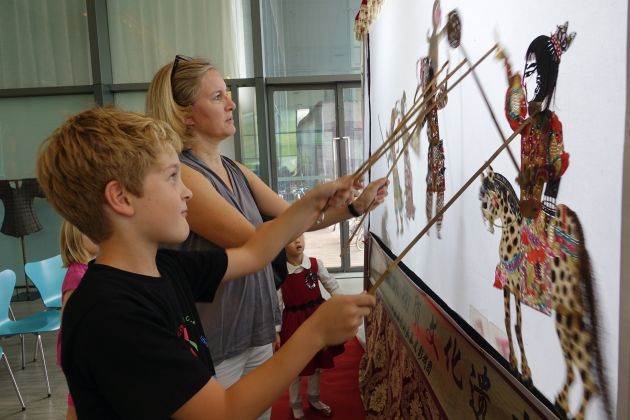 外國朋友在學(xué)習(xí)皮影戲表演1