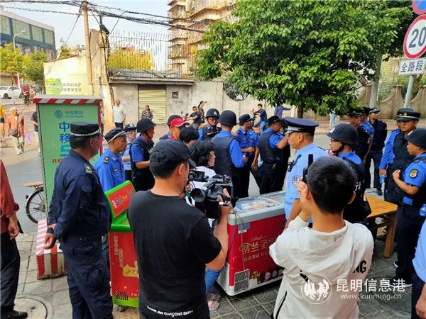 清理流動占道經(jīng)營攤點 清理流動占道經(jīng)營攤點