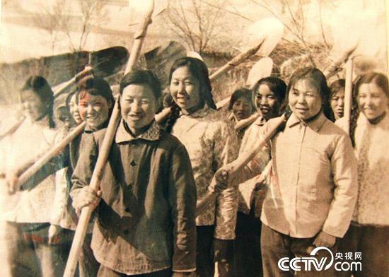 當(dāng)年興修梯田的情景（資料圖）