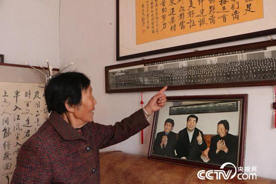 劉玉秀看老照片回想當(dāng)年。