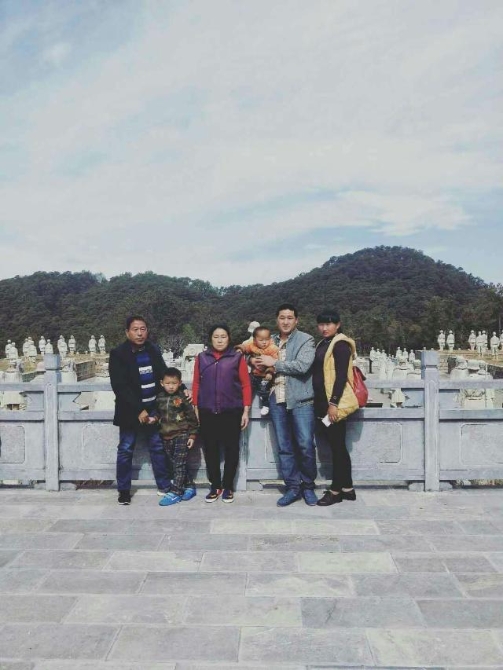 為數(shù)不多的一家人出行旅游合影.jpg