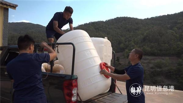 消防大隊(duì)為村民送來1車5噸水 消防大隊(duì)為村民送來1車5噸水
