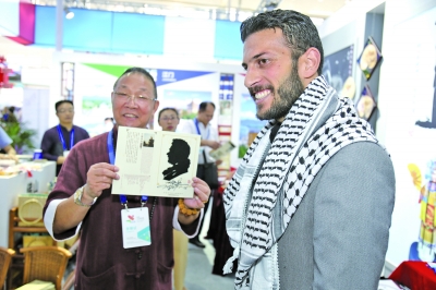 剪紙藝人技藝展示博得觀眾喝彩 剪紙藝人技藝展示博得觀眾喝彩