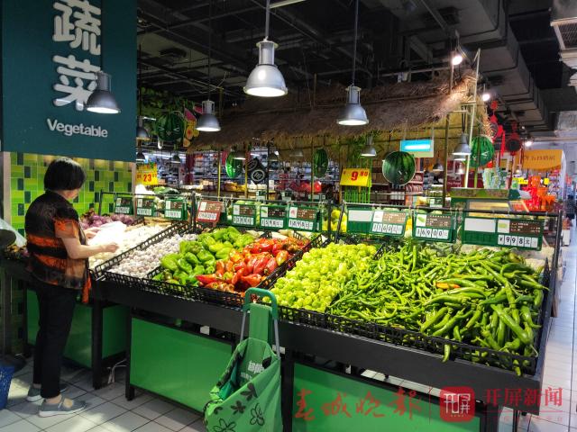 “菜市場自由”離我們越來越遠(yuǎn)了嗎？ 還好，還有黃瓜、土豆、蓮花白這些蔬菜還可以享受“自由”.jpg