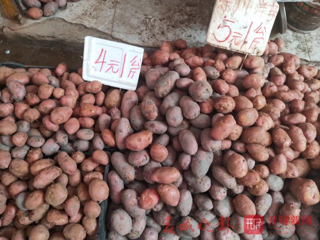 “菜市場自由”離我們越來越遠(yuǎn)了嗎？ 還好，還有黃瓜、土豆、蓮花白這些蔬菜還可以享受“自由” (4).jpg