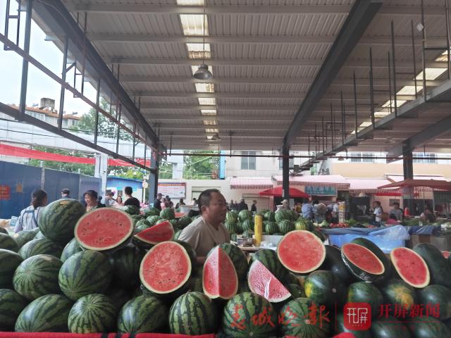 “菜市場自由”離我們越來越遠(yuǎn)了嗎？ 還好，還有黃瓜、土豆、蓮花白這些蔬菜還可以享受“自由” (5).jpg