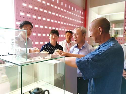 與會領(lǐng)導(dǎo)深入紫陶特色小鎮(zhèn)龍窯生態(tài)城片區(qū)蟻工坊考察.jpg
