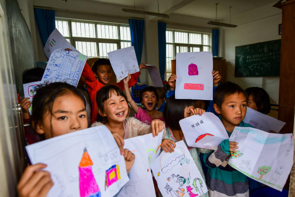 孩子們展示自己的心愿畫 孩子們展示自己的心愿畫