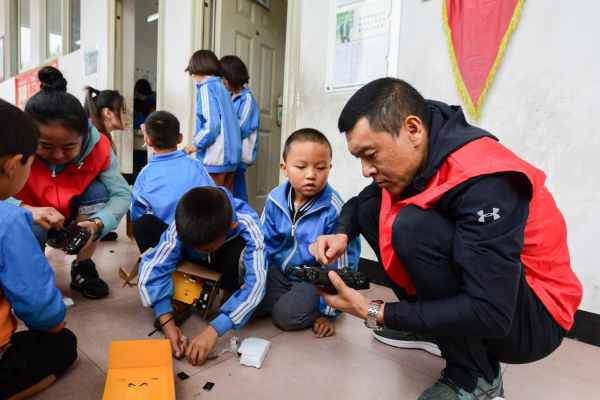 志愿者幫孩子組裝玩具 志愿者幫孩子組裝玩具